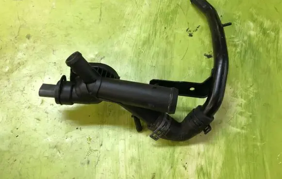 Volkswagen PASSAT B6 Thermostat/thermostat housing 03L121131AA
