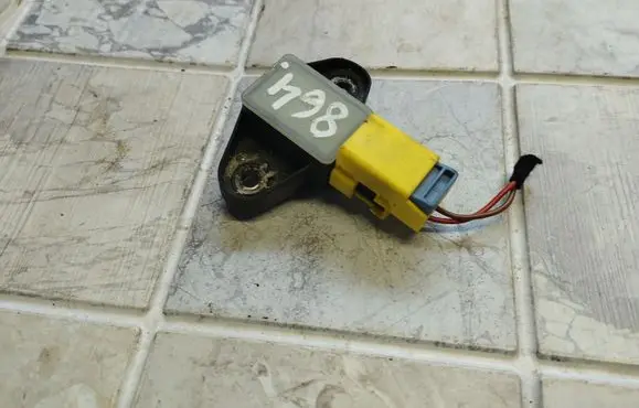 Volkswagen PASSAT B6 Airbag deployment crash/impact sensor 8K0973323T