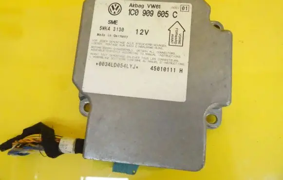 Volkswagen PASSAT B5 Airbag control unit/module 1C0909605C