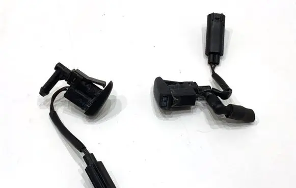 BMW 1 E81 E87 Windshield washer spray nozzle 7110851