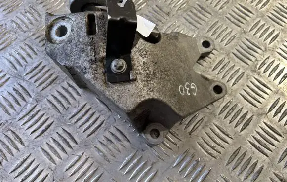 BMW 5 G30 G31 Engine mounting bracket 6864593