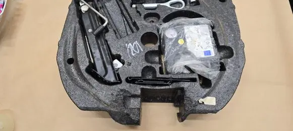 Mercedes-Benz SLK R172 Tool set A0005832202 A2035830075 A2125800218