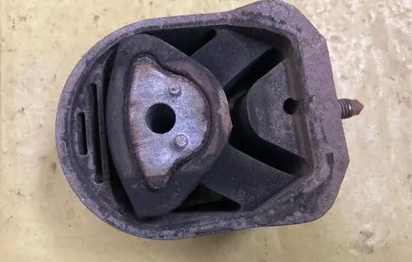 Mercedes-Benz A W169 Engine mount bracket A1692401417