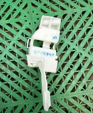 BMW 8 G15 Front door exterior handle/bracket 7428541