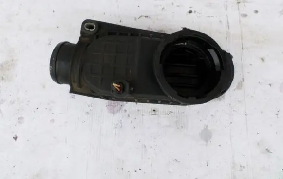 Land Rover Discovery 3 - LR3 Air intake duct part 4H2Q6K770BB