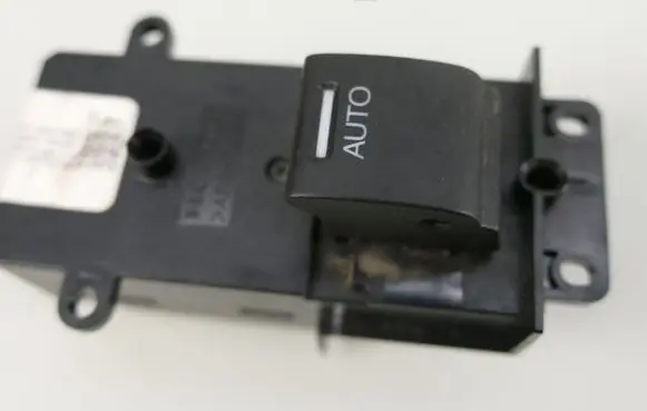Honda CR-V Electric window control switch 35760-SWA-G010-M2
