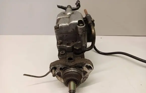 Audi 80 90 S2 B4 Fuel injection high pressure pump 028130109L 0460404992