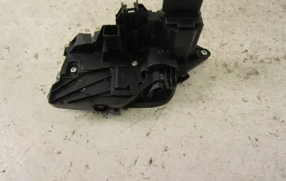 Volvo XC90 Front door lock 31440997