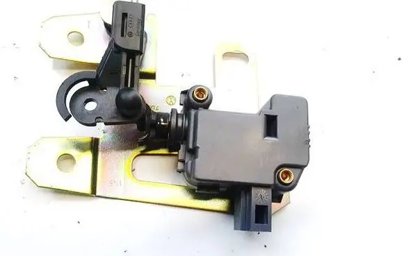Volkswagen Touareg I Central locking motor 7l6827425