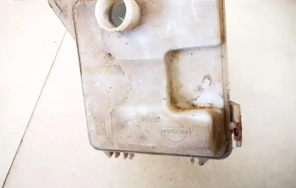 Nissan Sunny Windshield washer fluid reservoir/tank