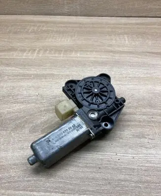 Mercedes-Benz C W203 Rear door window regulator motor A2038203042 0130822007 RIGHTSIDE