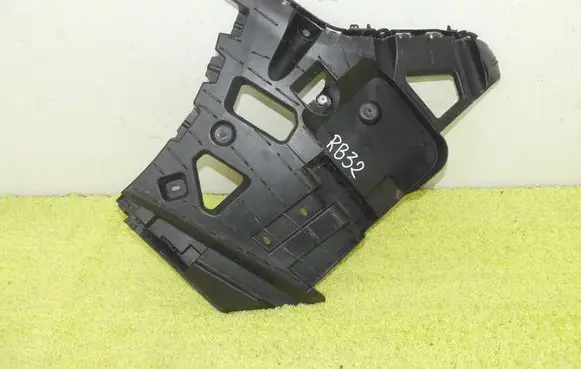Rear bumper mounting bracket