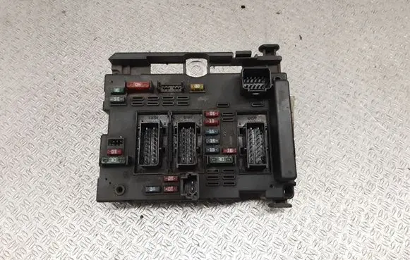 Peugeot 307 Fuse module 9650664180