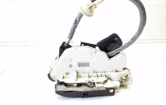 Volkswagen Golf VI Front door lock 5K1837015E