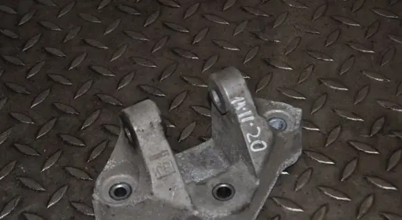 Nissan X-Trail T32 Engine mounting bracket