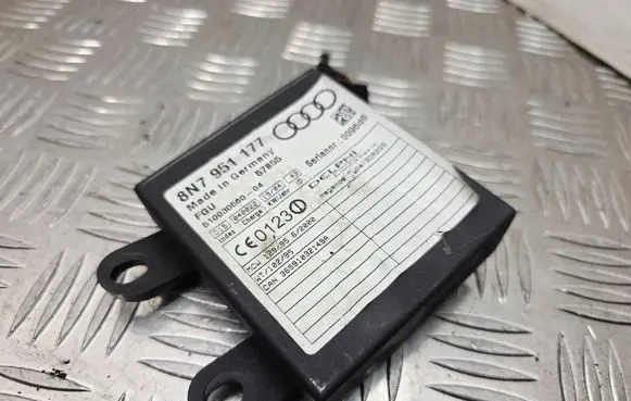 Audi TT Mk1 Alarm control unit/module 8N7951177