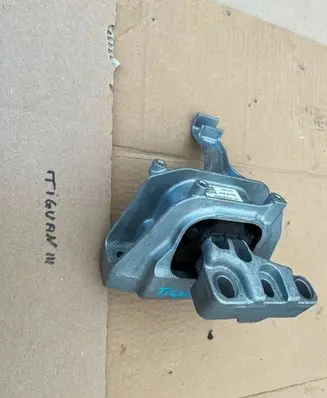 Volkswagen Tiguan Engine mount bracket 5WA199262H
