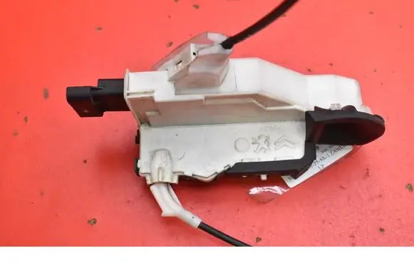 Peugeot 5008 Front door lock A01453