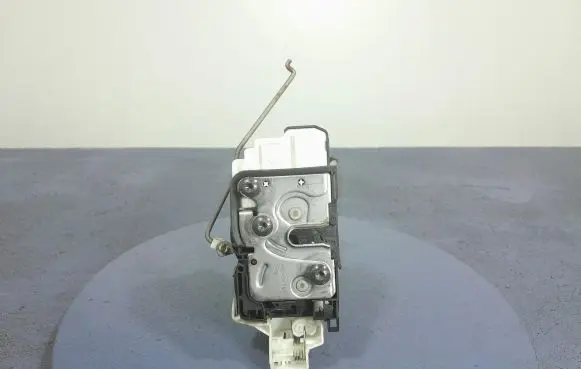 Volvo V40 Front door lock 31440389