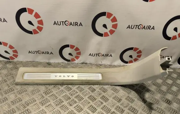 Front sill trim cover