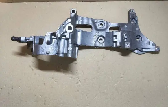 Volkswagen PASSAT B8 Engine mounting bracket 04L903143D