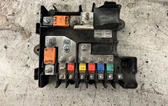 Iveco Daily 6th gen Battery relay fuse 5801585977