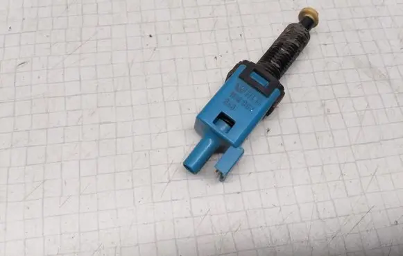 Volkswagen PASSAT B4 Brake pedal sensor switch 1H0907343