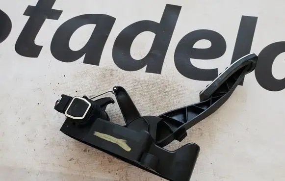 Mercedes-Benz ML W164 Accelerator throttle pedal A1693001004 1693001004