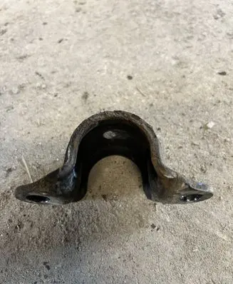Land Rover Discovery 3 - LR3 Sway bar bush bracket, front 