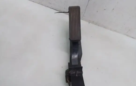 Mercedes-Benz C W203 Accelerator throttle pedal A2113000404