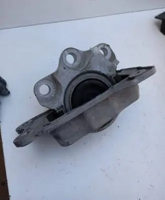 Volvo XC90 Engine mount bracket 31339948