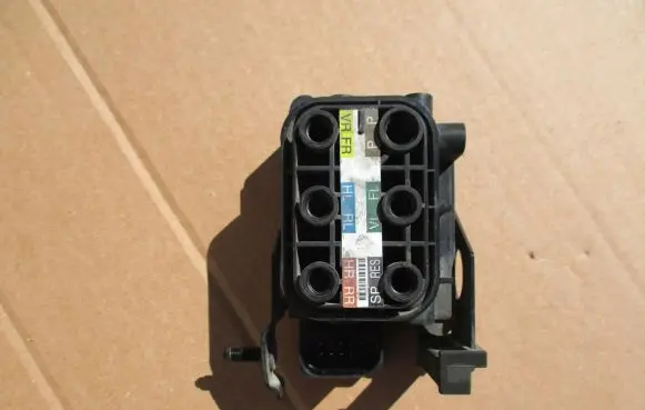 Mercedes-Benz S W221 Air suspension valve block A2123200356