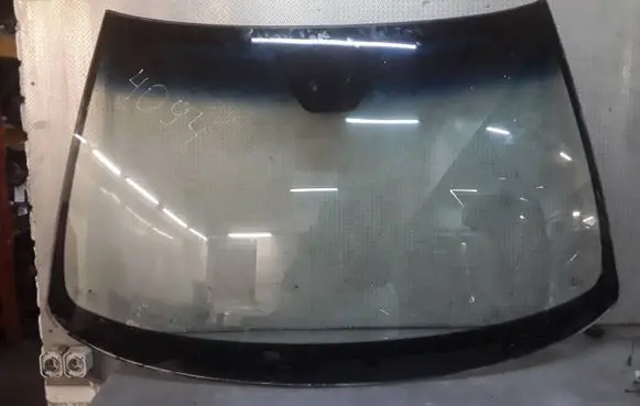 Volvo XC70 Front windscreen/windshield window 
