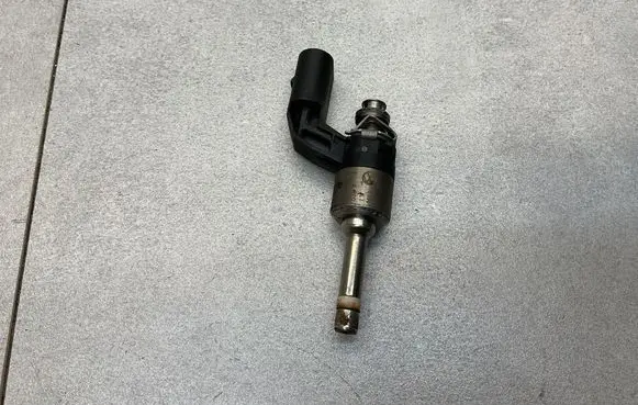 Volkswagen Eos Fuel injector 03C906036F