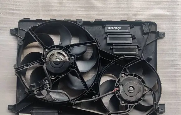 Volvo V70 Electric radiator cooling fan P31293777