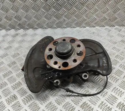 Mercedes-Benz C W204 Front wheel hub A2043320101