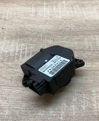 Renault Megane II Air flap motor/actuator M030990Q 2604081C
