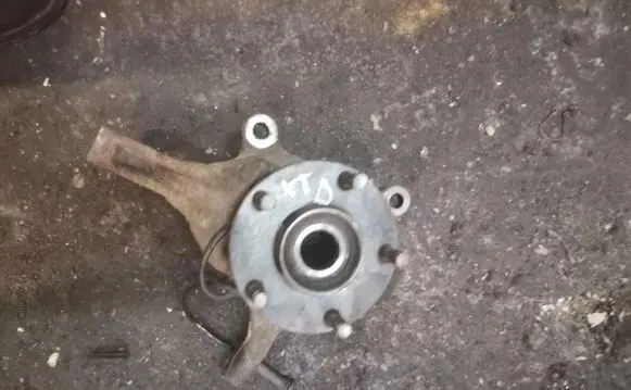 Nissan X-Trail T31 Front wheel hub spindle knuckle