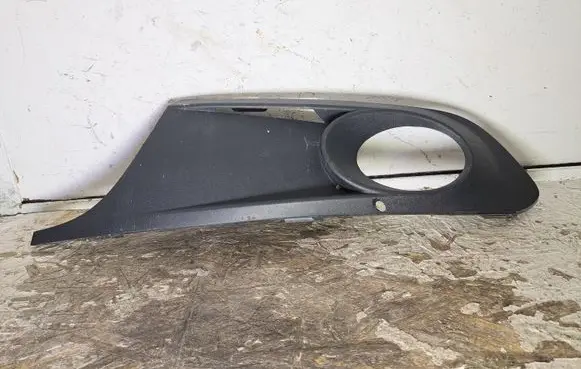 Volkswagen Jetta VI Front fog light trim/grill 5C6853665A