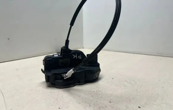 Opel Insignia A Front door lock 1357779