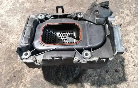 Volkswagen Golf V Intake resonator 03C145650A