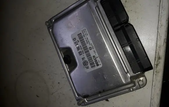 Volkswagen PASSAT B5.5 Engine control unit/module 0281011205