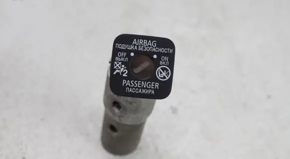 Mitsubishi Outlander Passenger airbag on/off switch 
