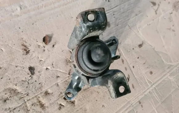 Toyota Corolla E120 E130 Engine mount bracket
