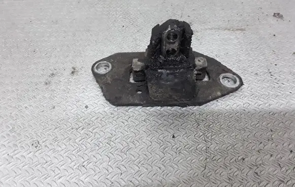 Volvo XC90 Engine mount bracket