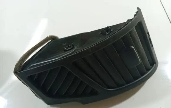 BMW 1 E81 E87 Dash center air vent grill 7059187