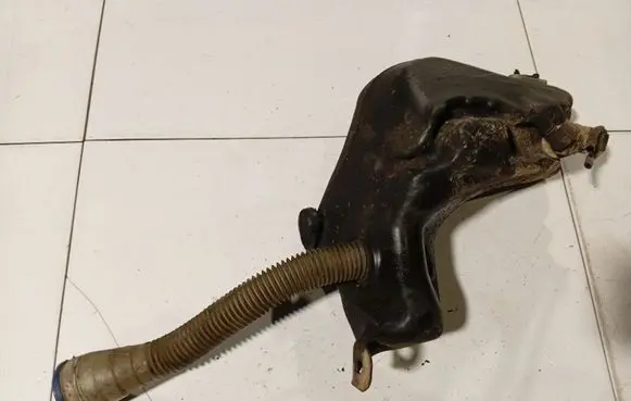 Windshield washer fluid reservoir/tank