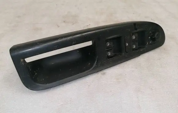 Volkswagen PASSAT B6 Front door window switch trim 3C2867172B