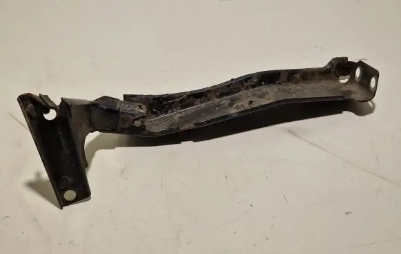 Audi A4 S4 B8 8K Fender mounting bracket 8K0821136A