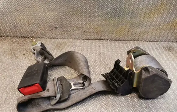 Mercedes-Benz E W210 Middle seatbelt (rear) 2108601485